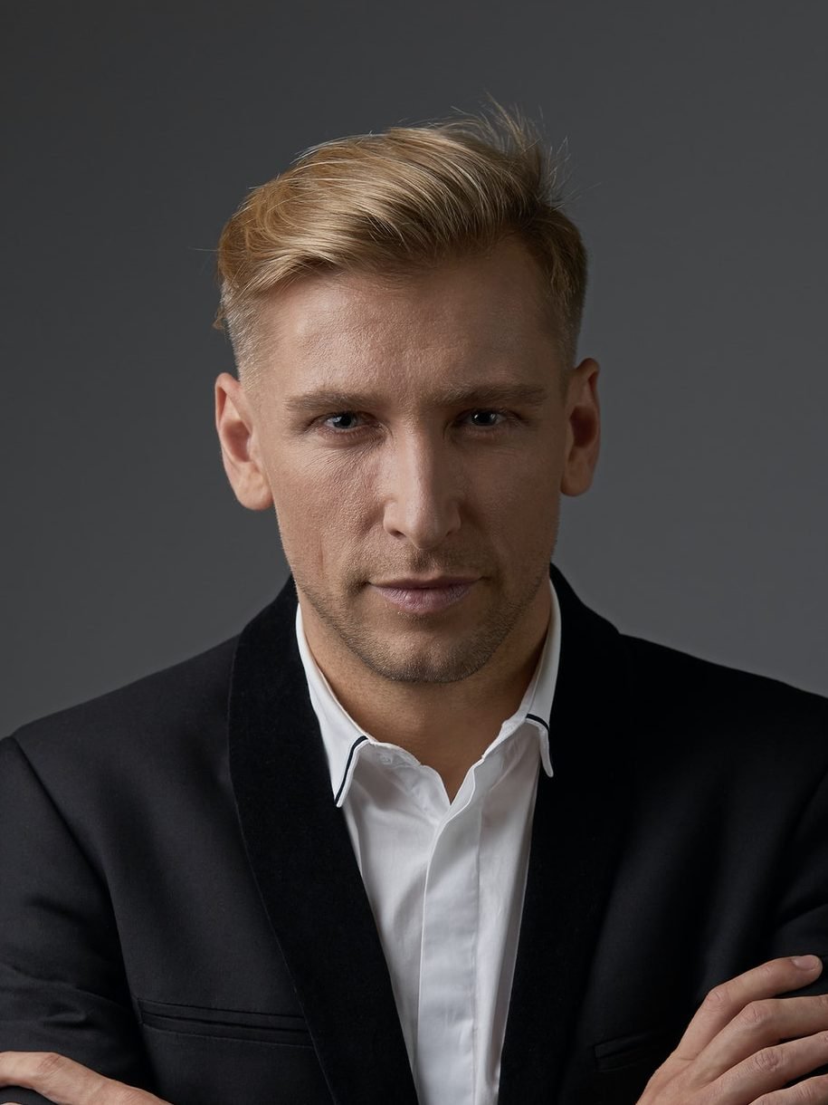 Close Up Businessman Portrait With Hands Crossed E1616441964477